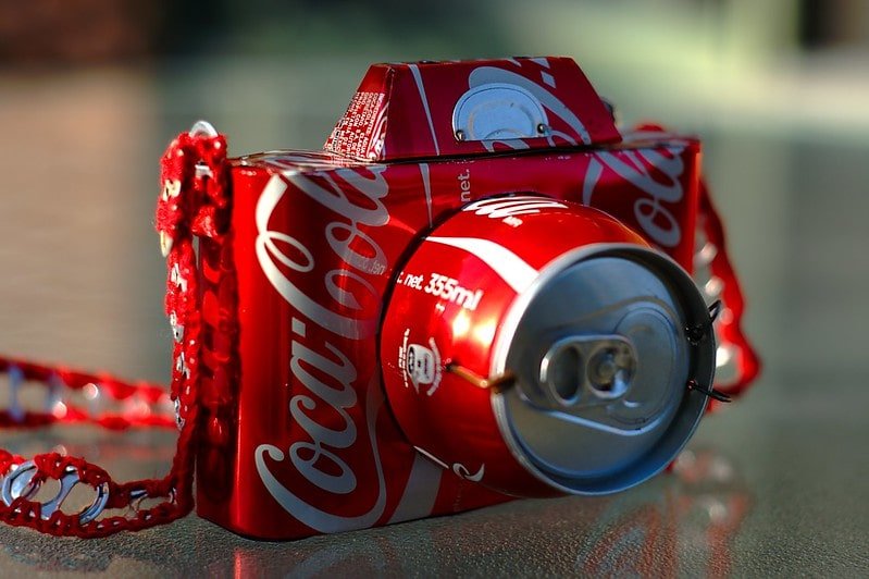 Camara fotografica hecha de latas de Coca-Cola