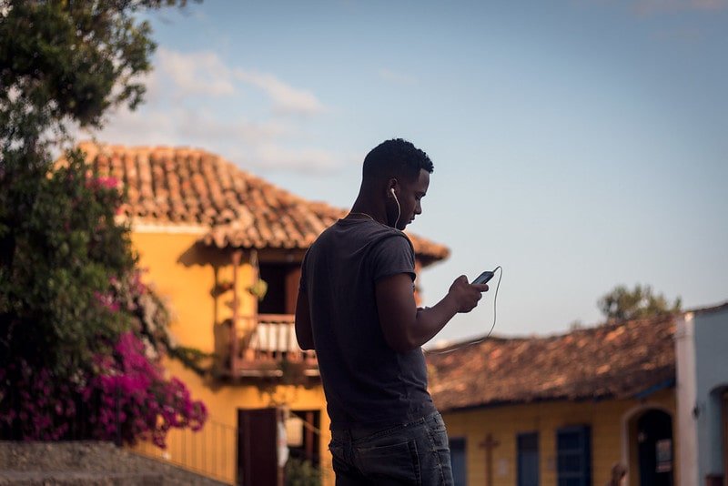 Un hombre cubano utilizando su celular