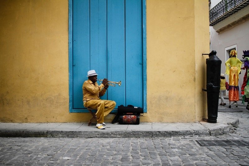Man sitting wearing a yellow shirt in Havana